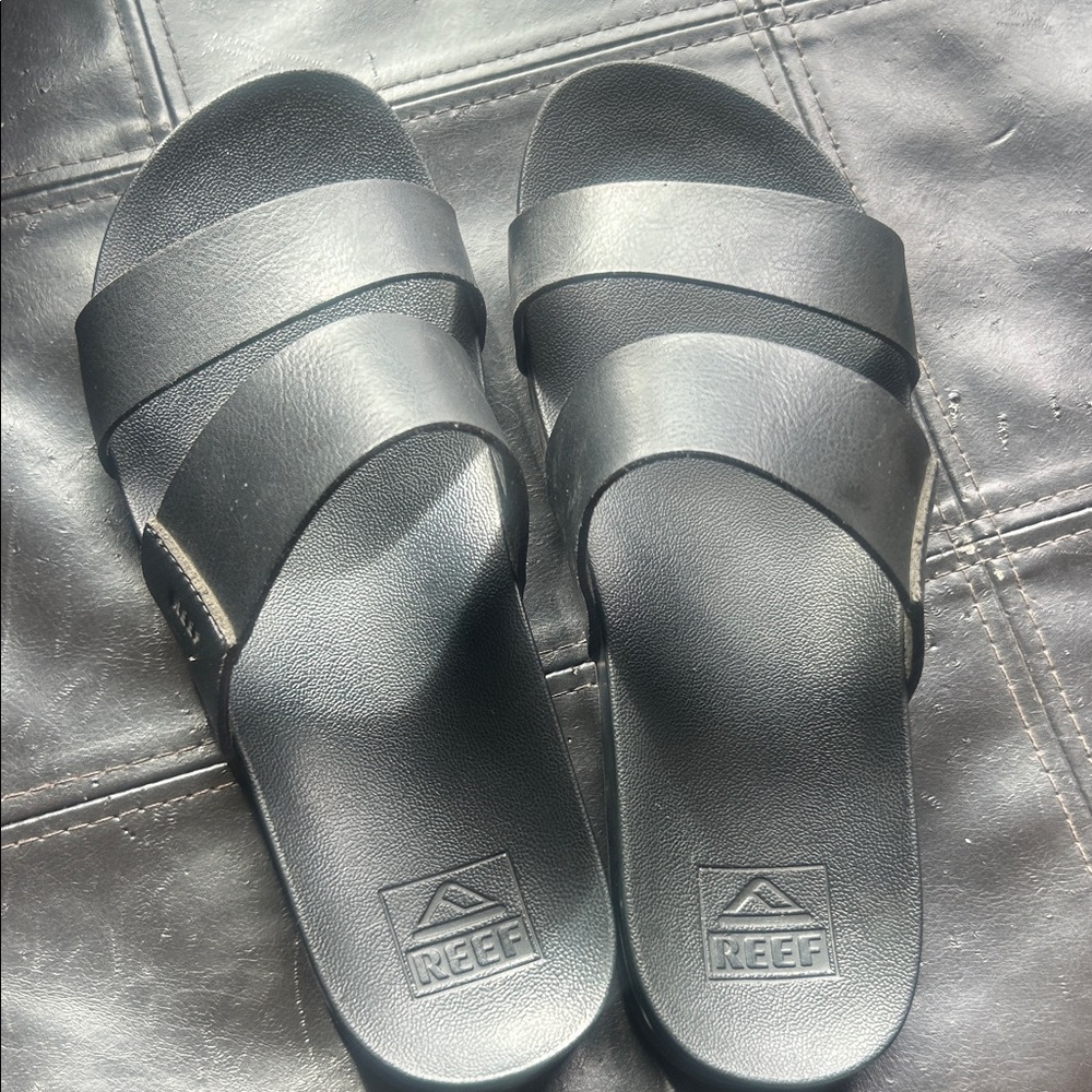 Reef Cushion Vista Hi sandals in black.